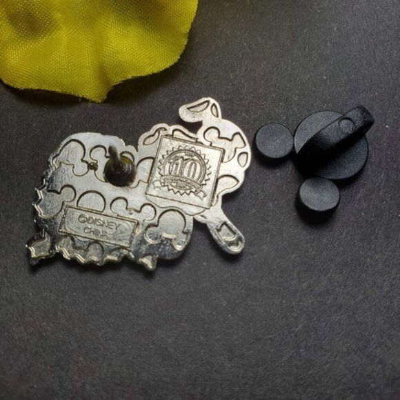 Disney Pluto Trading Pin Mickey Mouse British Lapel Pin Brooch Badge Jewelry Pin - Picture 3 of 5